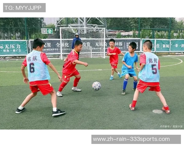 男生书包里藏着的足球梦想与青春记忆的交织